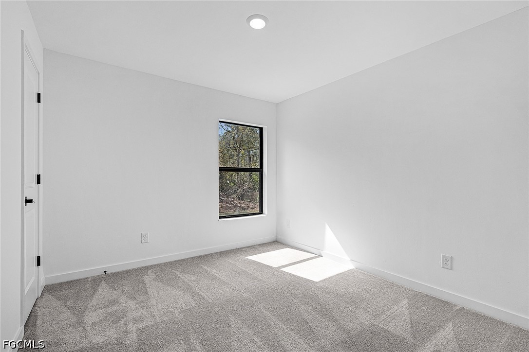 4 Bed SingleFamilyResidence for Sale in Mirror Lakes, photo 17