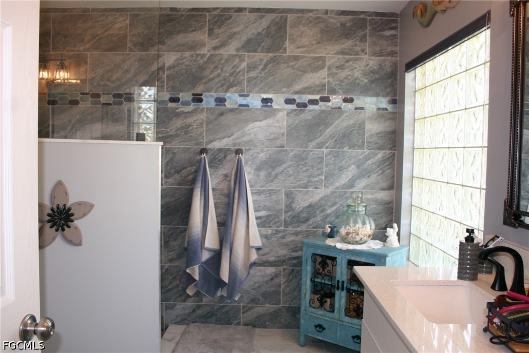 2 Bed SingleFamilyResidence for Sale in North Fort Myers, photo 17