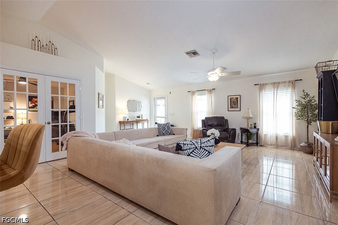 3 Bed SingleFamilyResidence for Sale in Mirror Lakes, photo 17