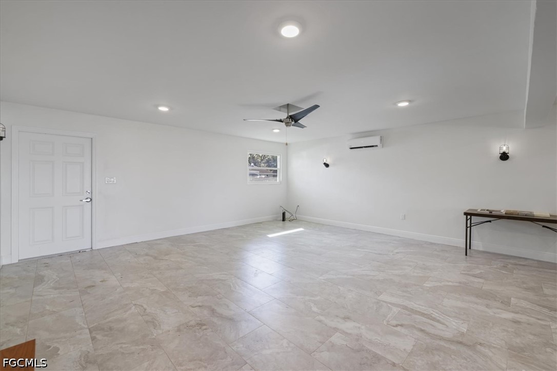 1 Bed Waterfront Home for Sale in Fort Myers, photo 17