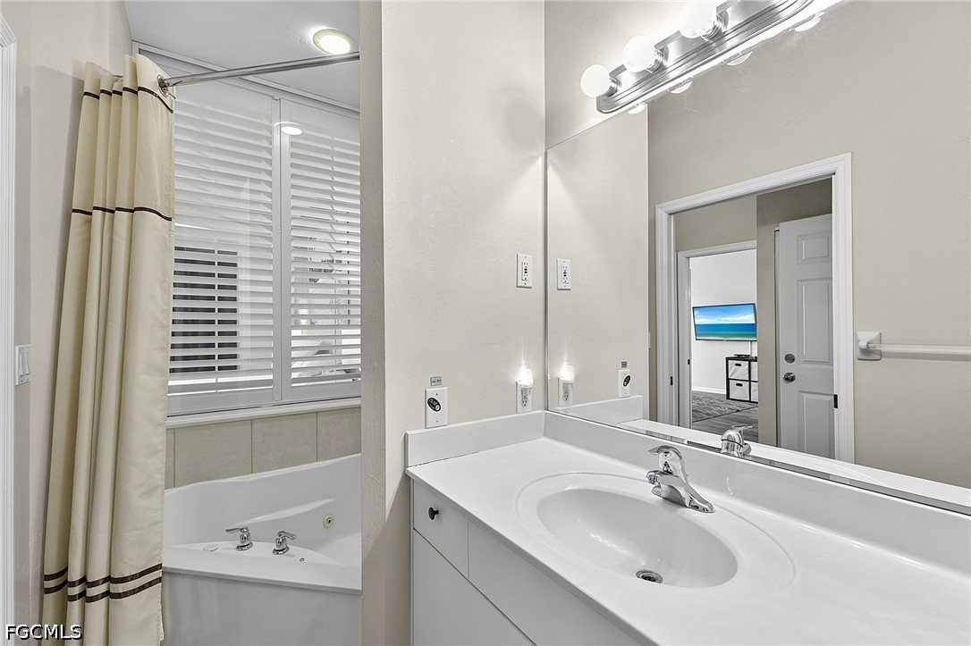 1 Bed Waterfront Home for Sale in Bonita Springs, photo 17