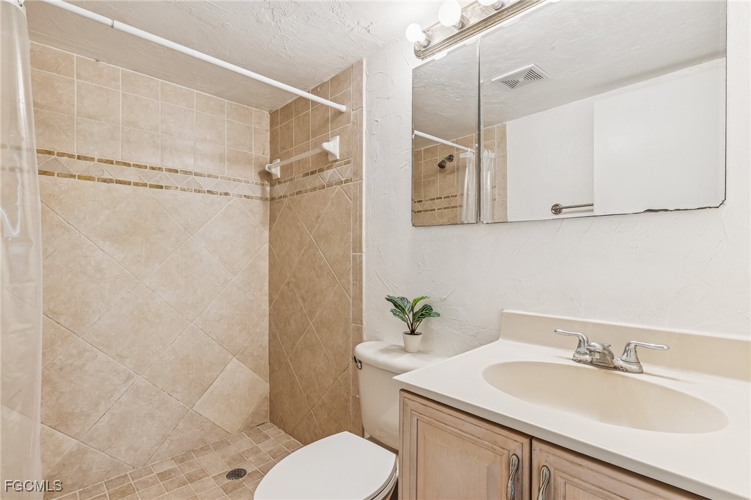 2 Bed SingleFamilyResidence for Sale in Fort Myers, photo 18