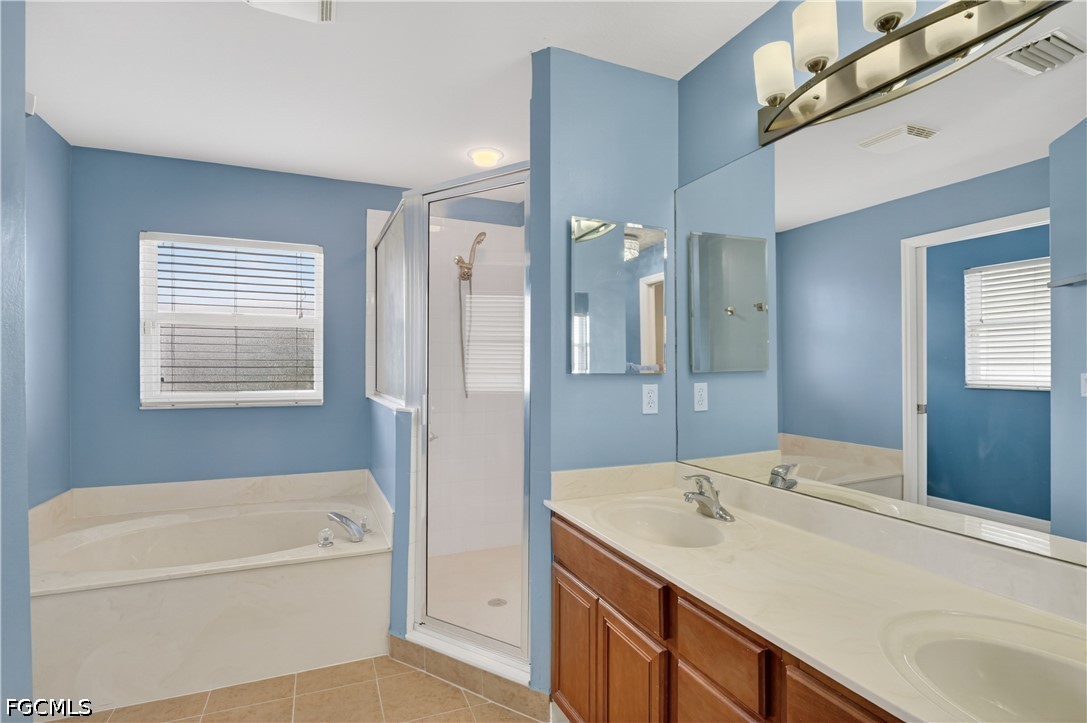 4 Bed SingleFamilyResidence for Sale in Fort Myers, photo 18