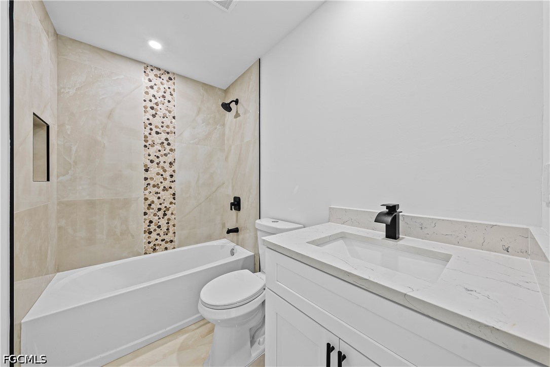 4 Bed SingleFamilyResidence for Sale in Lehigh Acres, photo 18