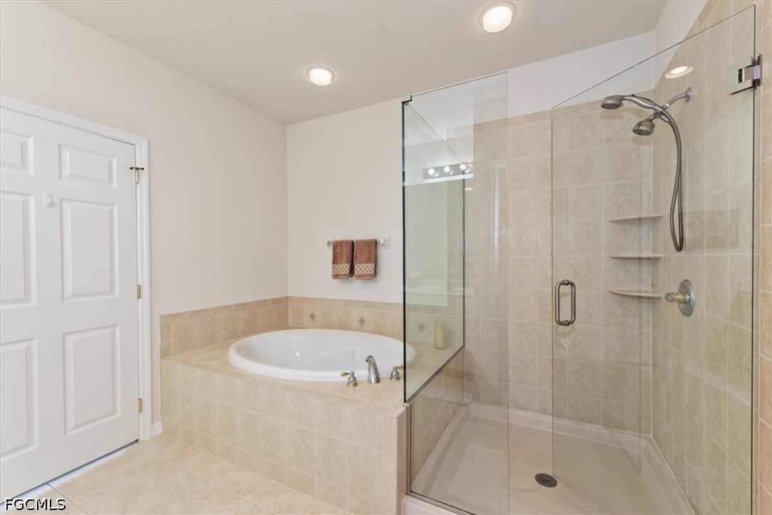 2 Bed Waterfront Home for Sale in Fort Myers, photo 18