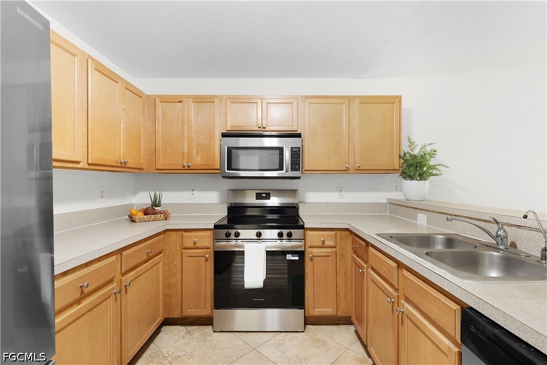 6 Bed Waterfront Home for Sale in Lehigh Acres, photo 19