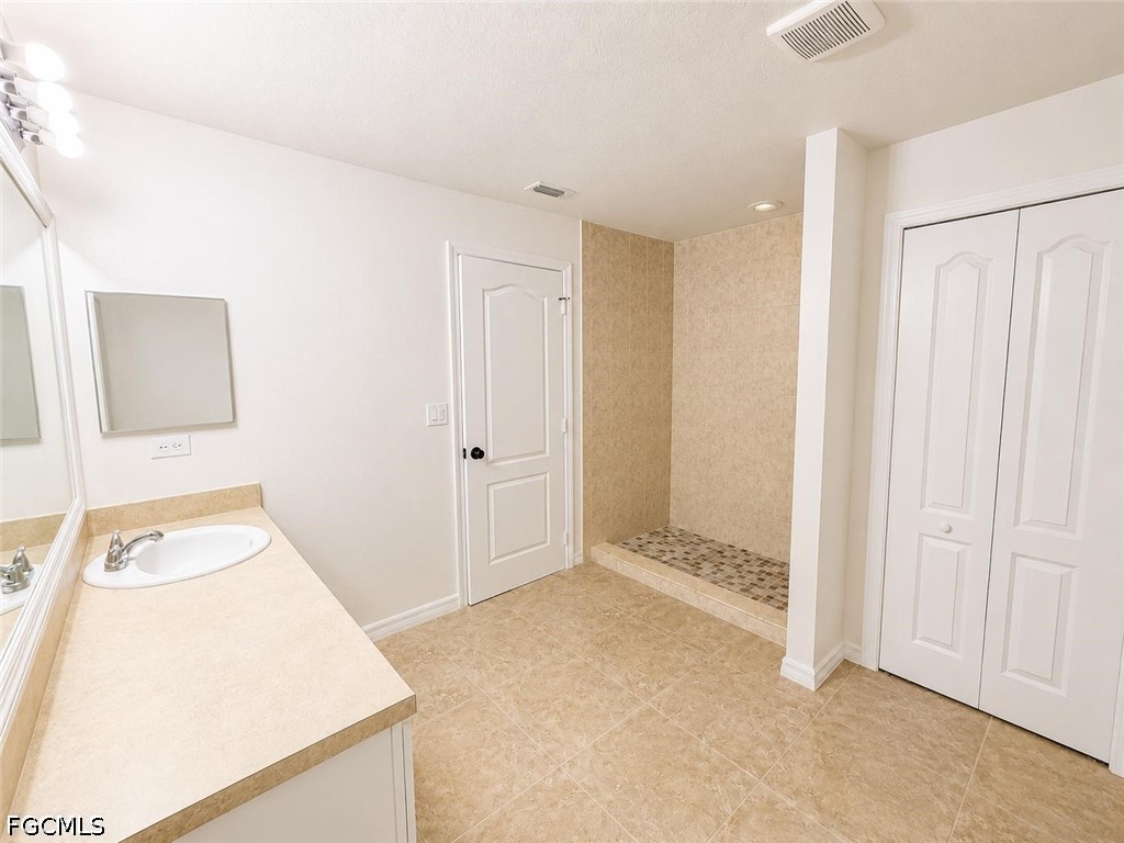 4 Bed SingleFamilyResidence for Sale in Lehigh Acres, photo 19