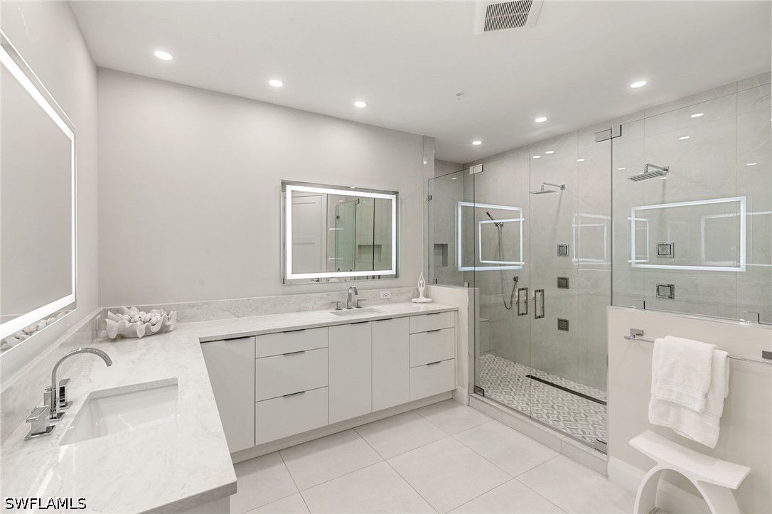 3 Bed Condominium for Sale in Colonade, photo 19