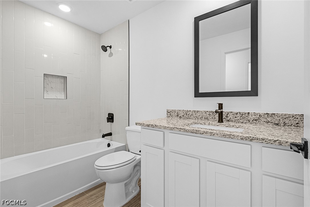 4 Bed SingleFamilyResidence for Sale in Mirror Lakes, photo 20