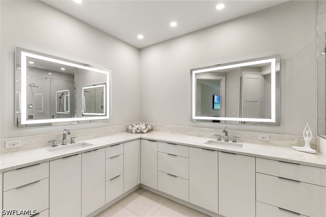3 Bed Condominium for Sale in Colonade, photo 20