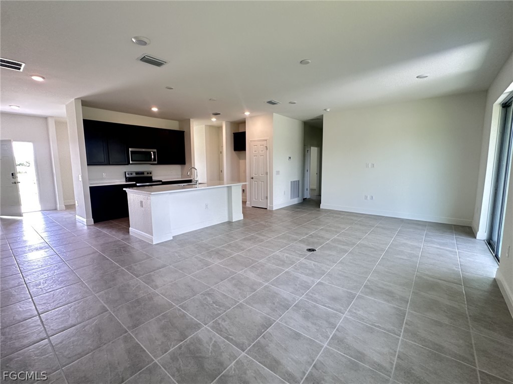 3 Bed SingleFamilyResidence for Sale in Cape Coral, photo 3