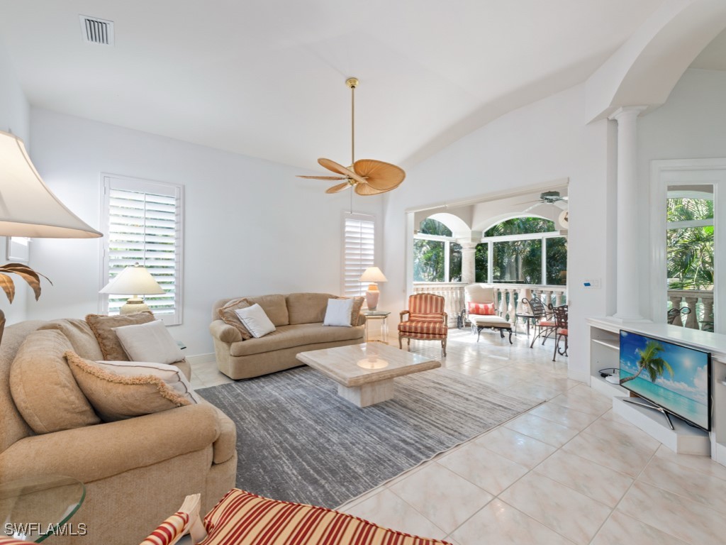 2 Bed Attached for Sale in Naples, photo 3
