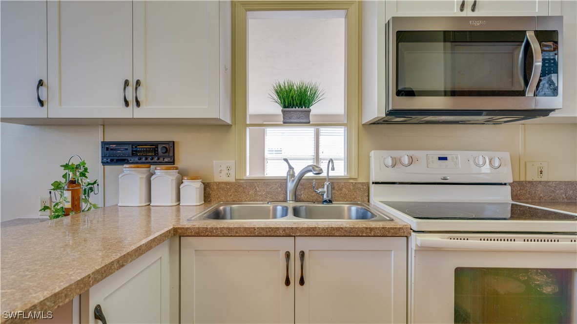 1 Bed Waterfront Home for Sale in North Fort Myers, photo 3