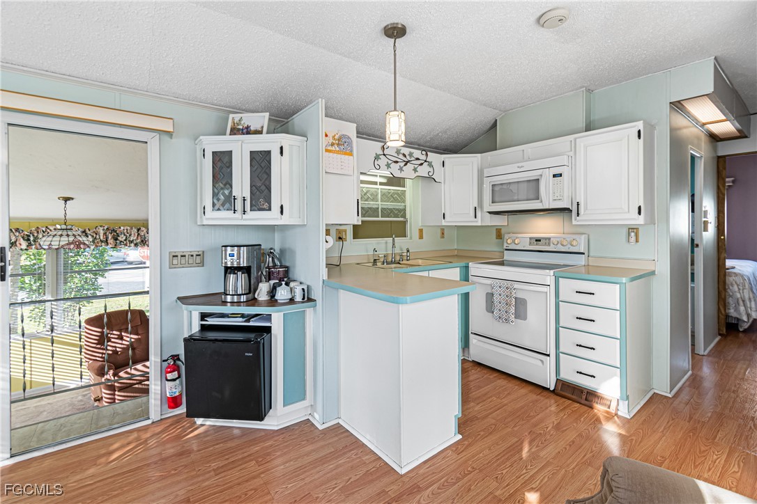 1 Bed ManufacturedHome for Sale in Estero, photo 3