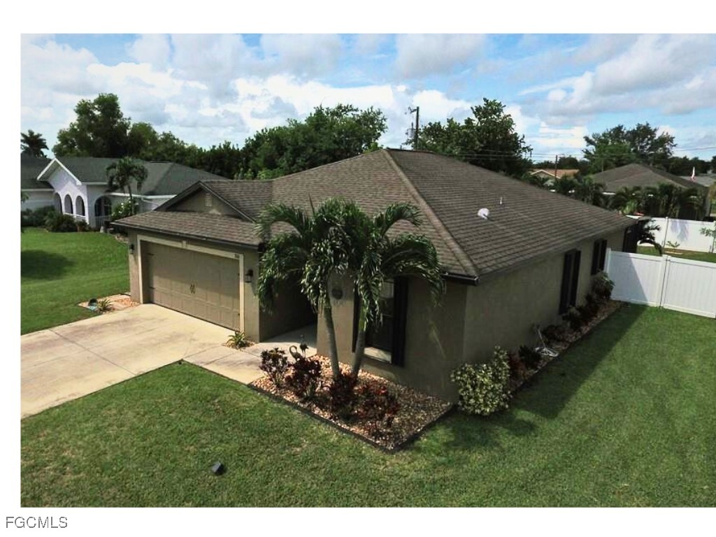3 Bed SingleFamilyResidence for Sale in Cape Coral, photo 3