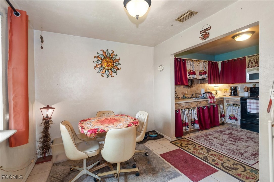 3 Bed SingleFamilyResidence for Sale in Lehigh Acres, photo 3
