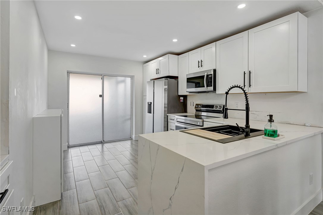 4 Bed SingleFamilyResidence for Sale in Fort Myers, photo 3