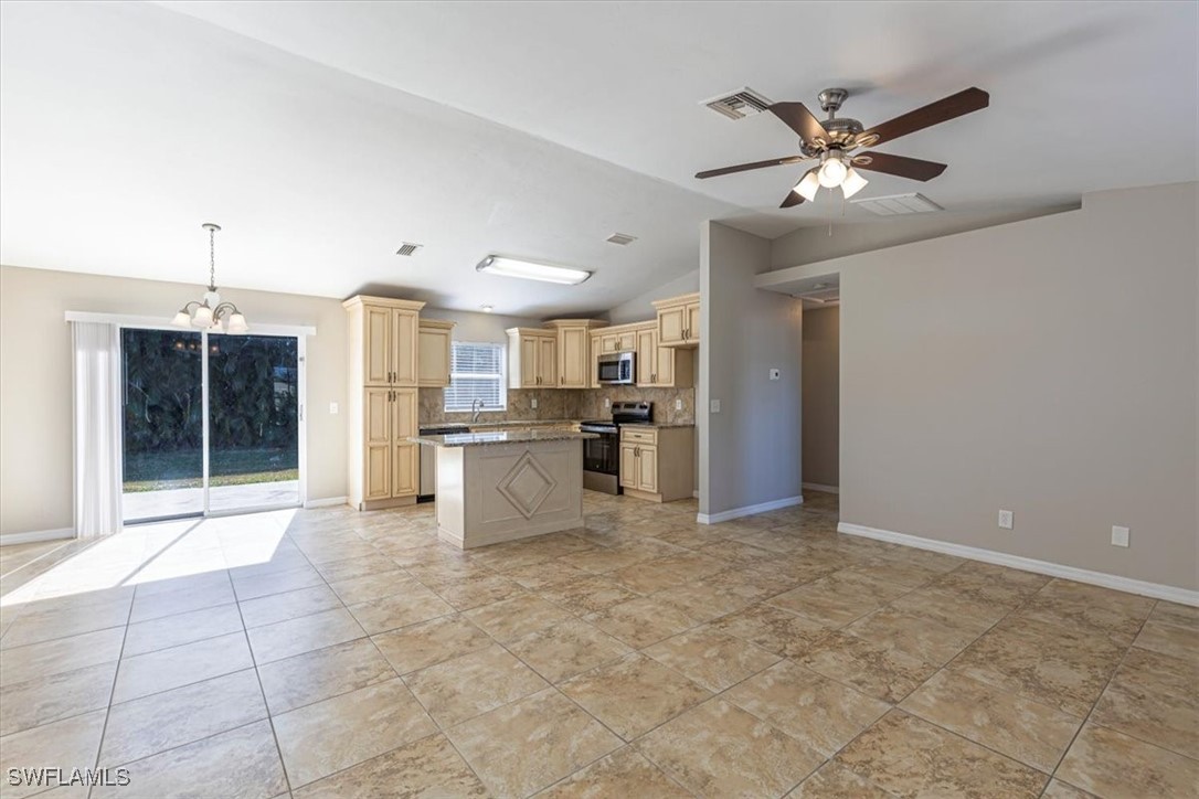 3 Bed SingleFamilyResidence for Sale in Cape Coral, photo 3