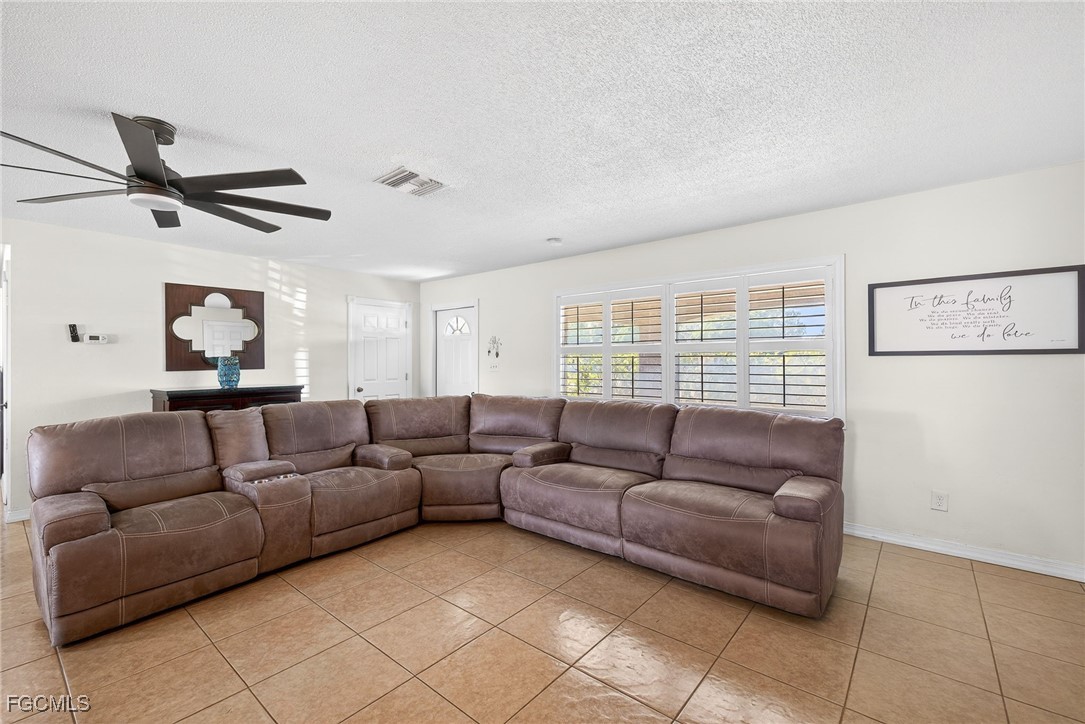 3 Bed SingleFamilyResidence for Sale in Lehigh Acres, photo 3