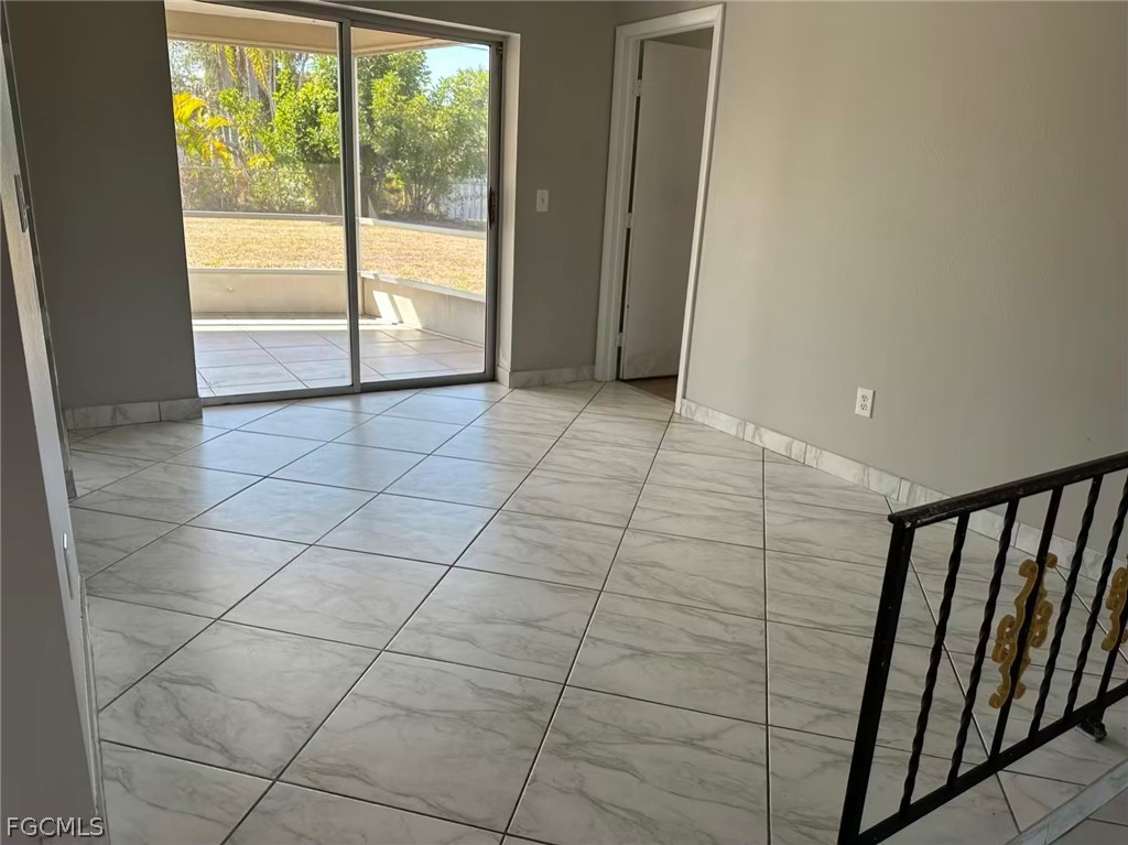 3 Bed SingleFamilyResidence for Sale in Cape Coral, photo 3