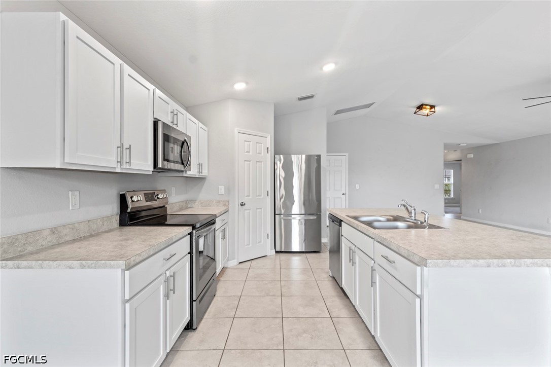 3 Bed SingleFamilyResidence for Sale in Cape Coral, photo 3