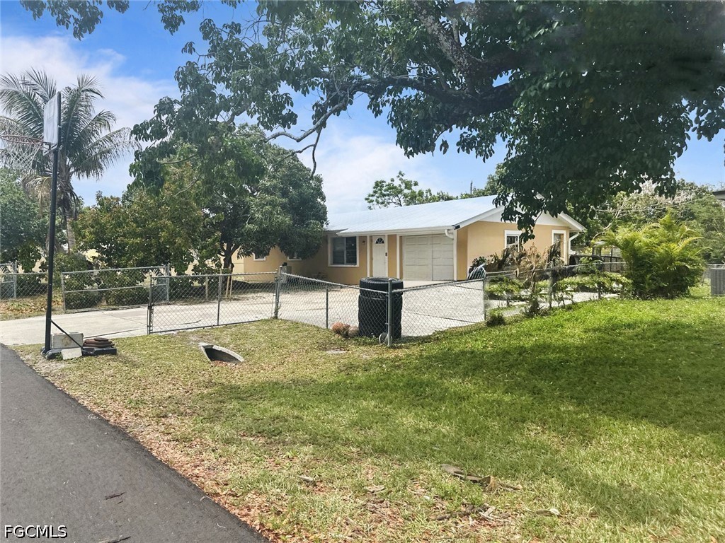 3 Bed SingleFamilyResidence for Sale in Fort Myers, photo 3