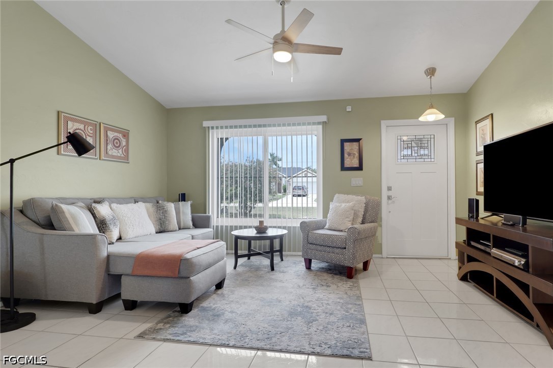 3 Bed SingleFamilyResidence for Sale in Cape Coral, photo 3