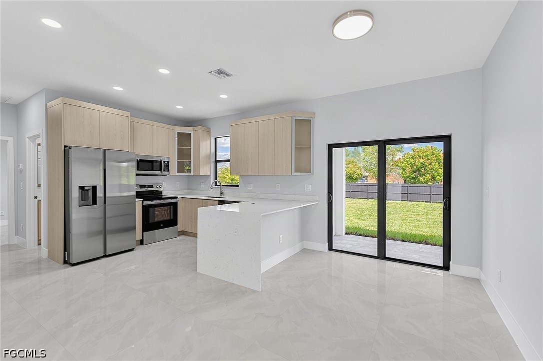 3 Bed SingleFamilyResidence for Sale in Lehigh Acres, photo 3