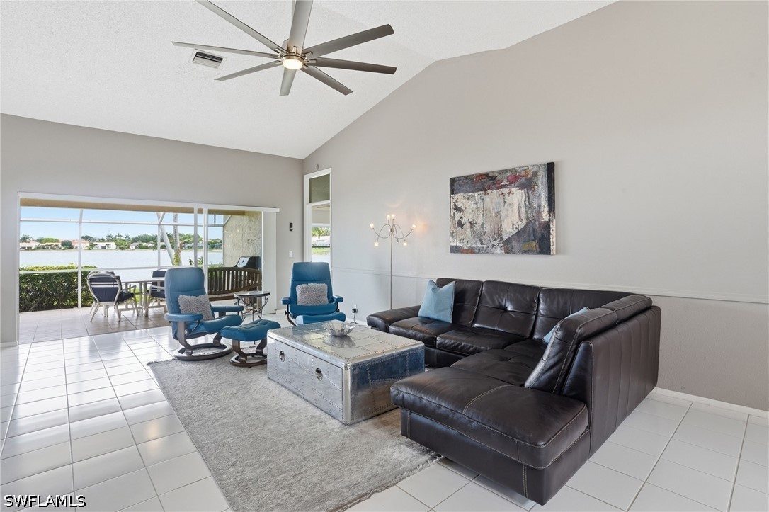 3 Bed SingleFamilyResidence for Sale in Naples, photo 3