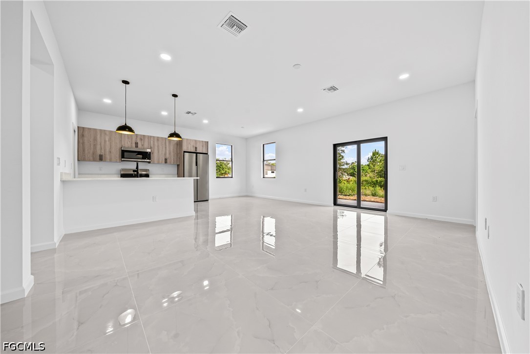 3 Bed SingleFamilyResidence for Sale in Lehigh Acres, photo 3