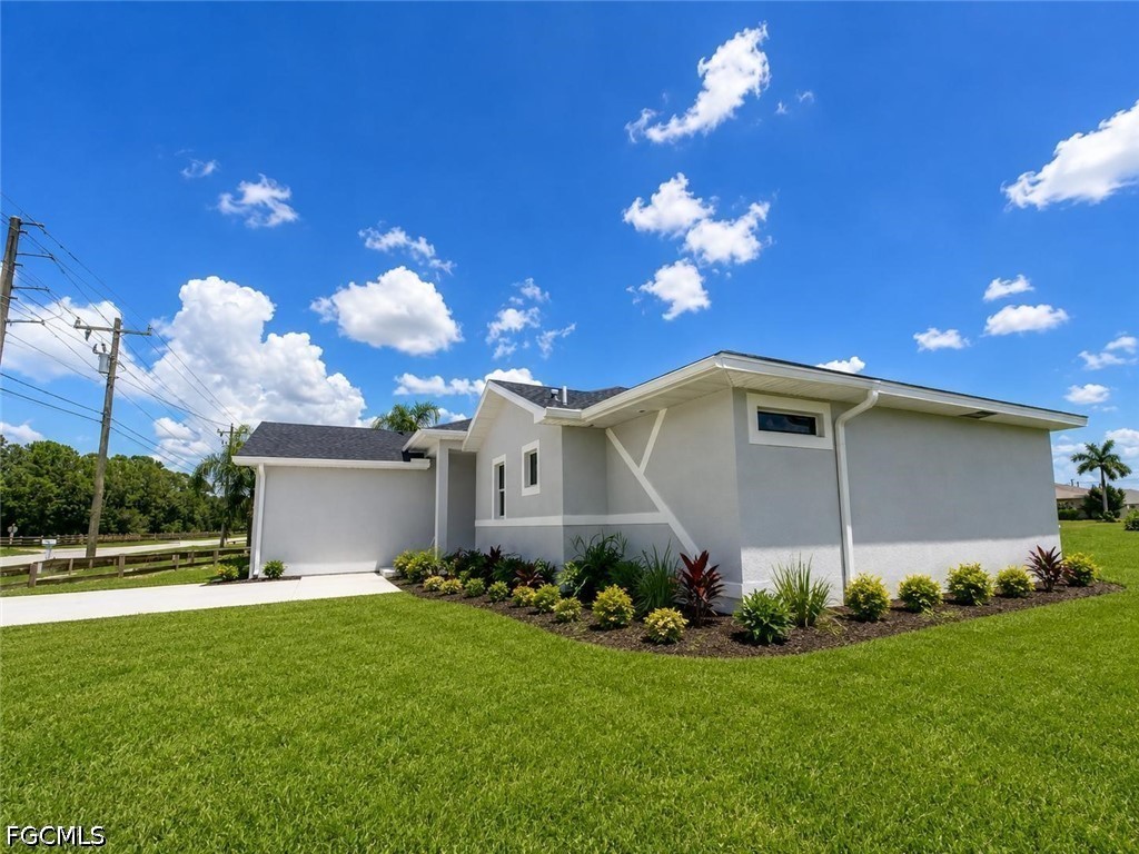 3 Bed SingleFamilyResidence for Sale in Cape Coral, photo 3