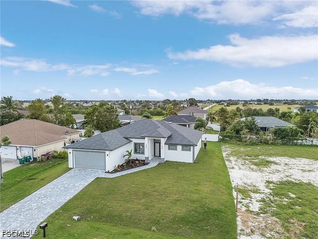 4 Bed SingleFamilyResidence for Sale in Cape Coral, photo 3