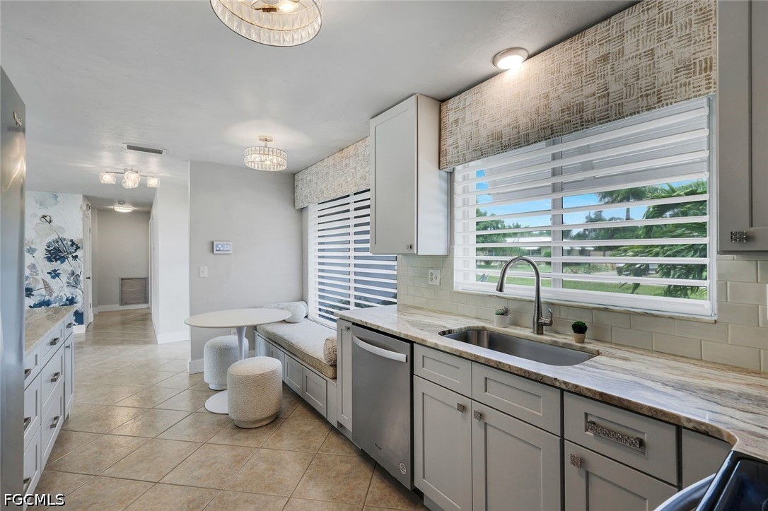 3 Bed SingleFamilyResidence for Sale in Cape Coral, photo 3