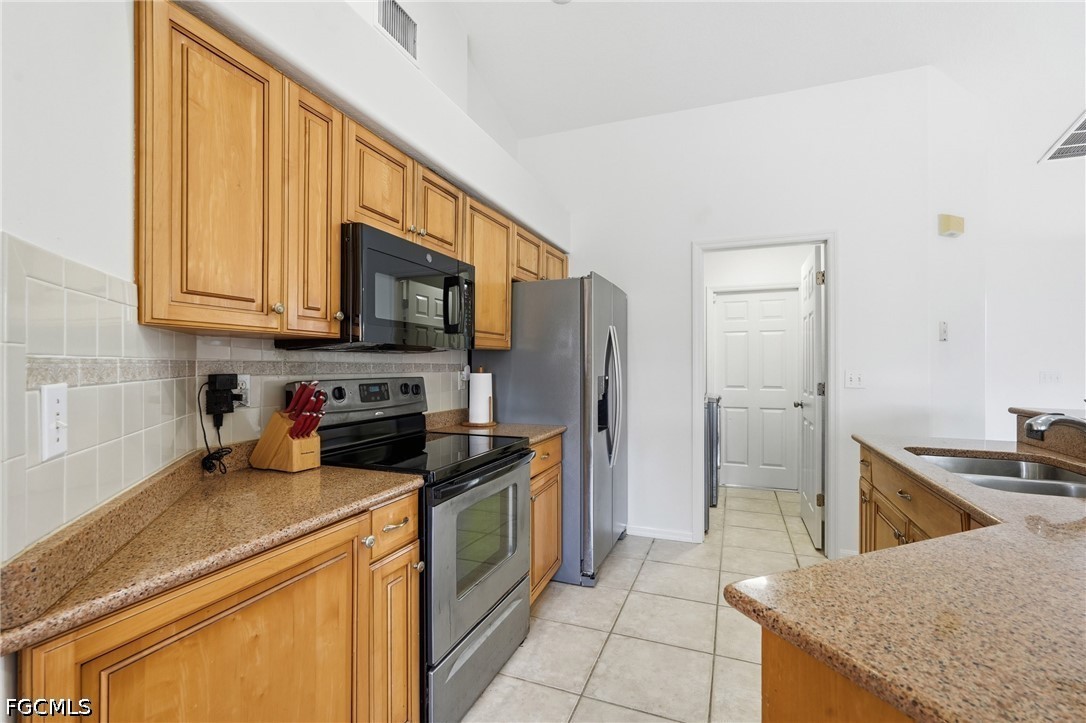 3 Bed Pool Home for Sale in Cape Coral, photo 3