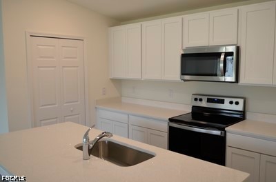 3 Bed SingleFamilyResidence for Sale in Cape Coral, photo 3