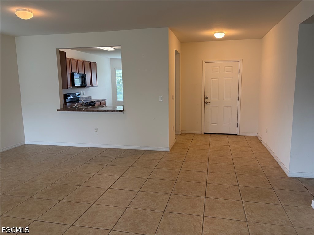 3 Bed SingleFamilyResidence for Sale in Cape Coral, photo 3