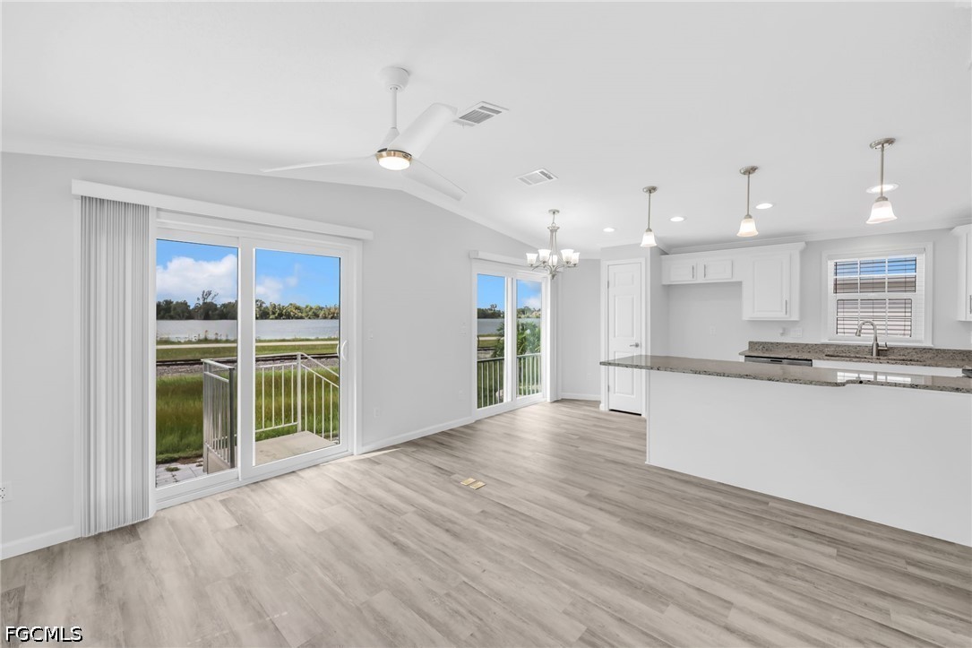 2 Bed Waterfront Home for Sale in Fort Myers, photo 3