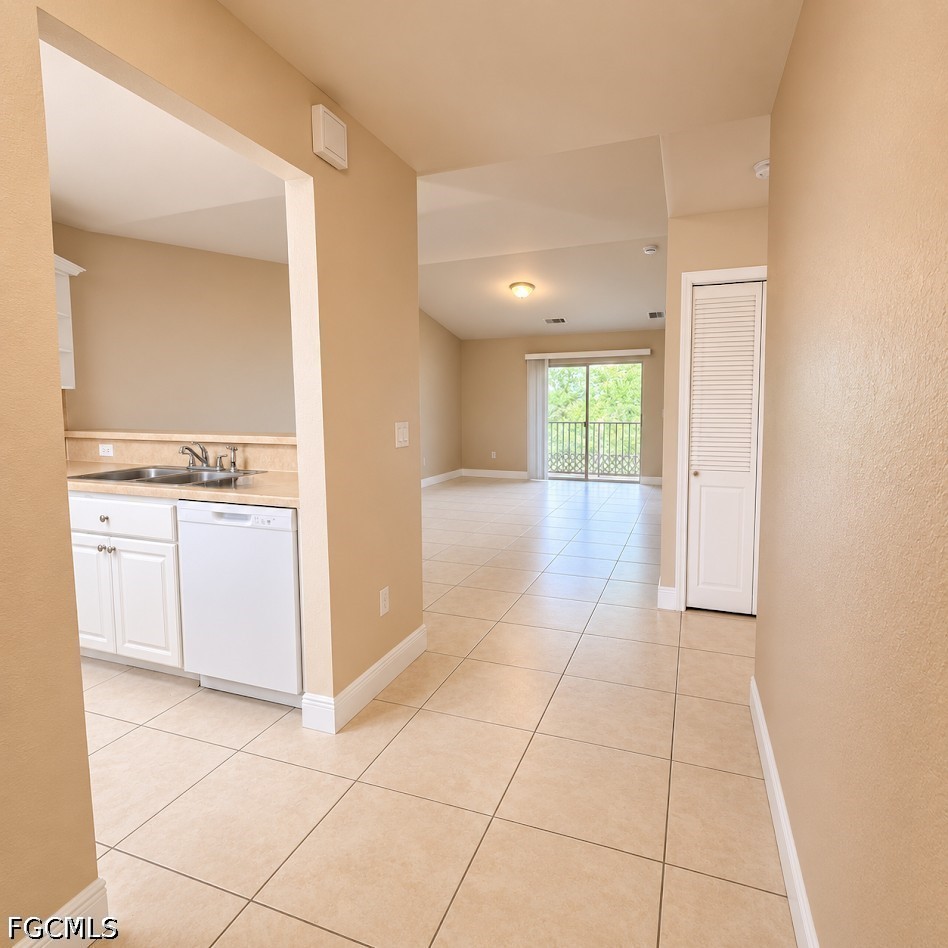 2 Bed Condominium for Sale in Cape Coral, photo 3