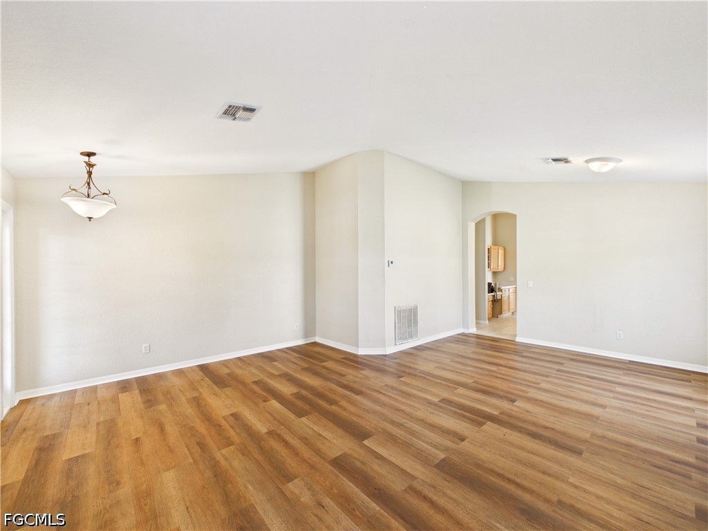 4 Bed SingleFamilyResidence for Sale in Fort Myers, photo 3