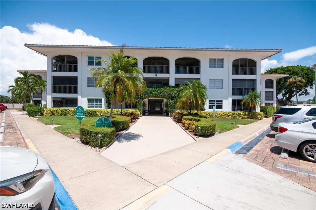 2 Bed Condominium for Sale in Naples, photo 3