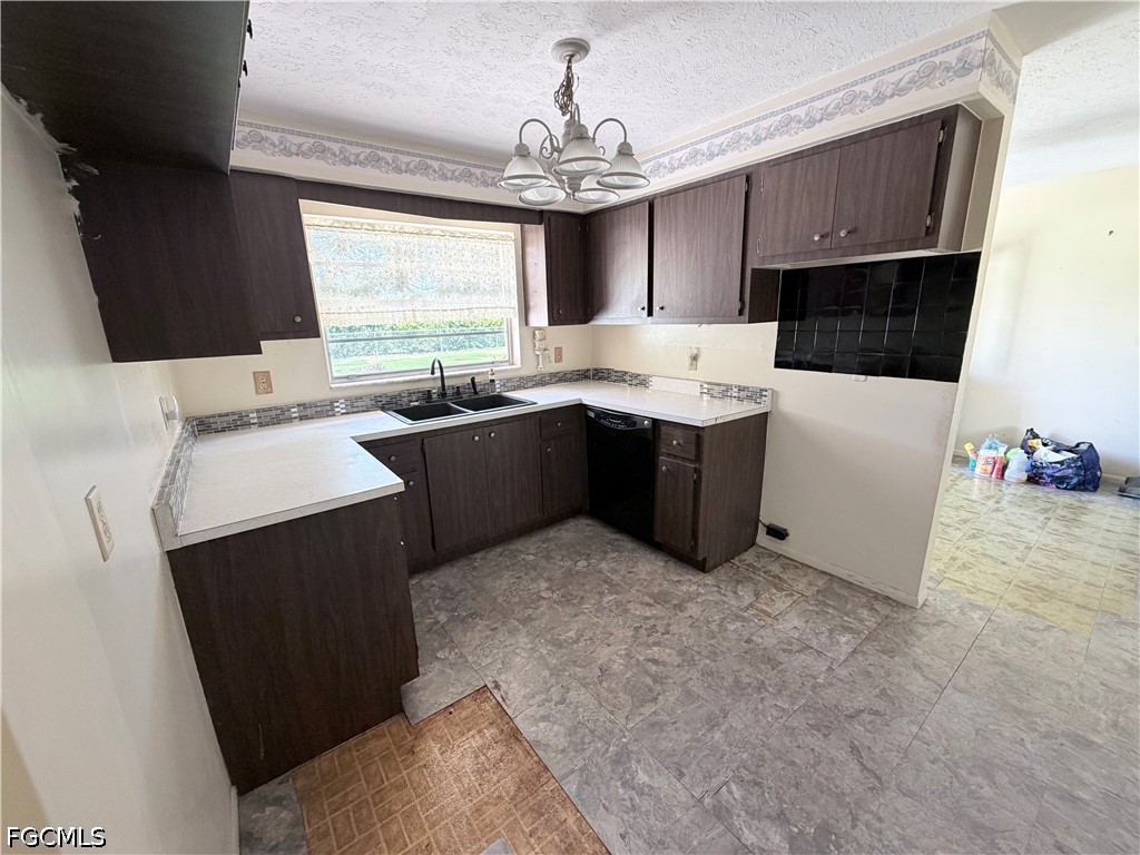 4 Bed SingleFamilyResidence for Sale in Fort Myers, photo 3