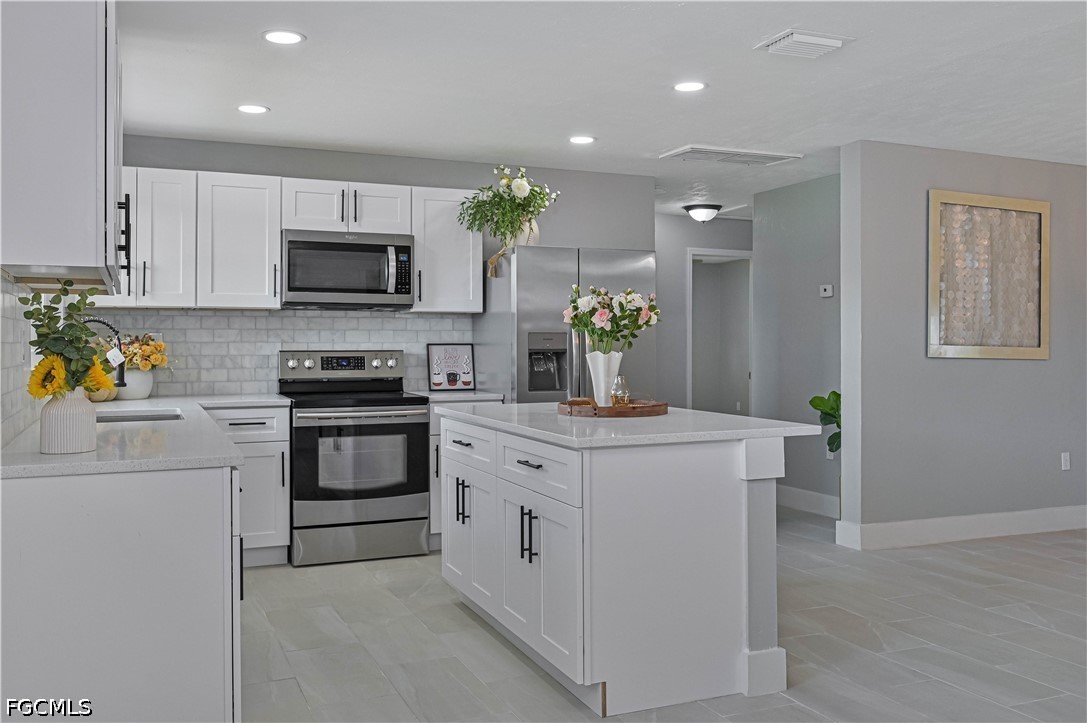 3 Bed SingleFamilyResidence for Sale in Fort Myers, photo 3