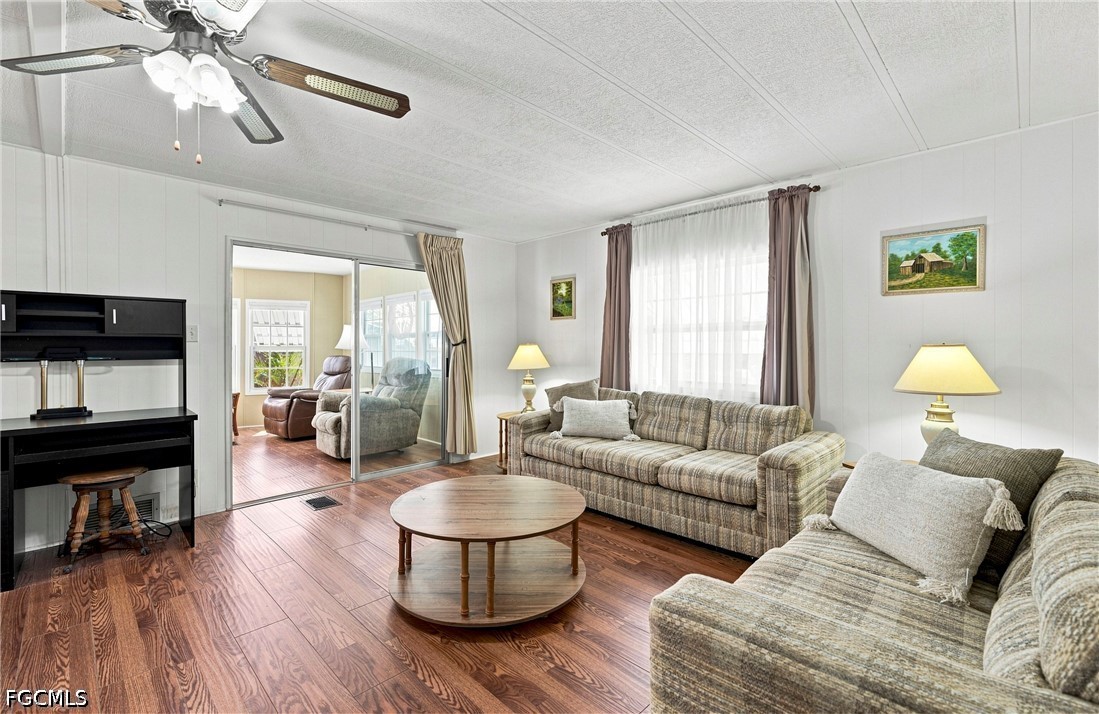 3 Bed ManufacturedHome for Sale in Carriage Village, photo 3