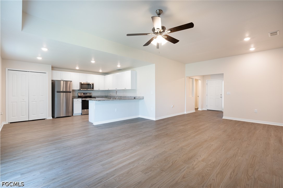 3 Bed SingleFamilyResidence for Sale in Cape Coral, photo 3