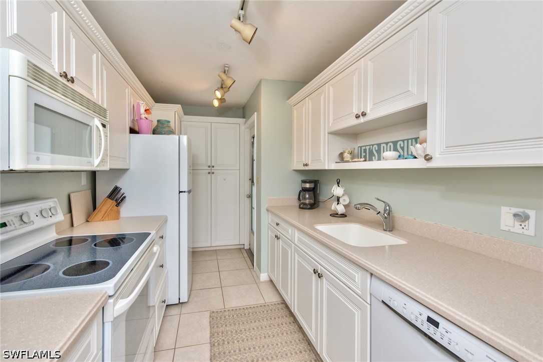 2 Bed Waterfront Home for Sale in Naples, photo 3