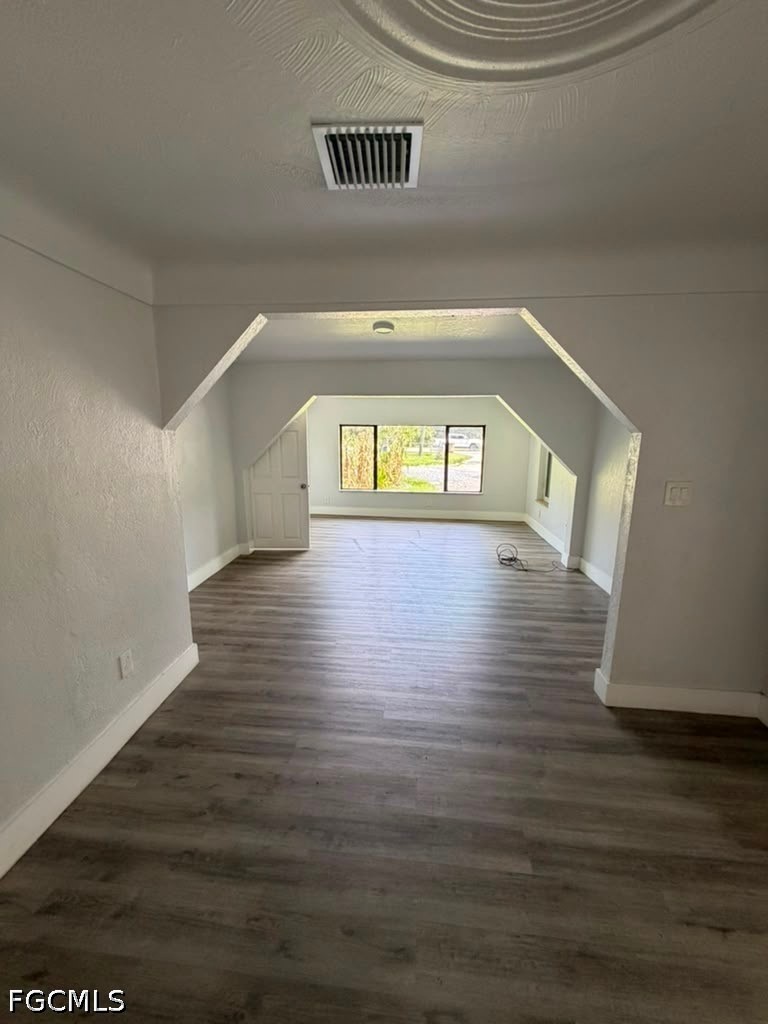 3 Bed SingleFamilyResidence for Sale in Fort Myers, photo 3