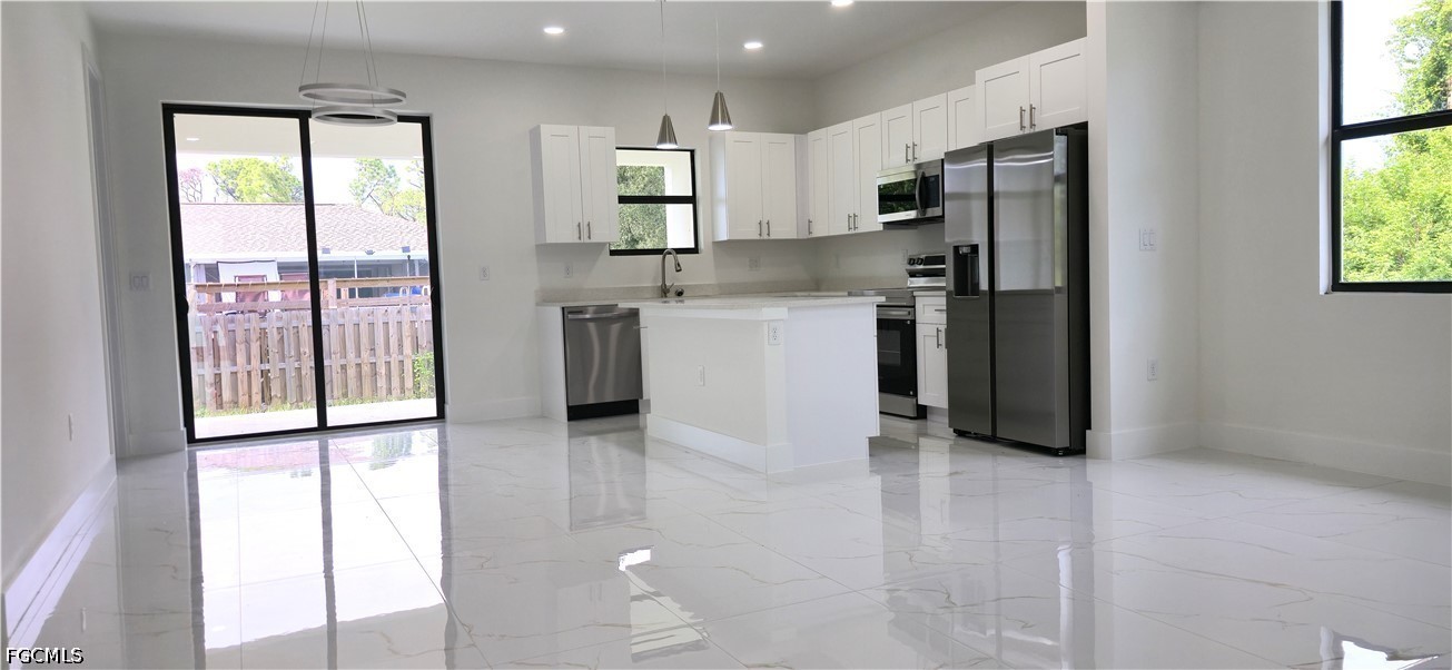 3 Bed SingleFamilyResidence for Sale in Port Charlotte, photo 3