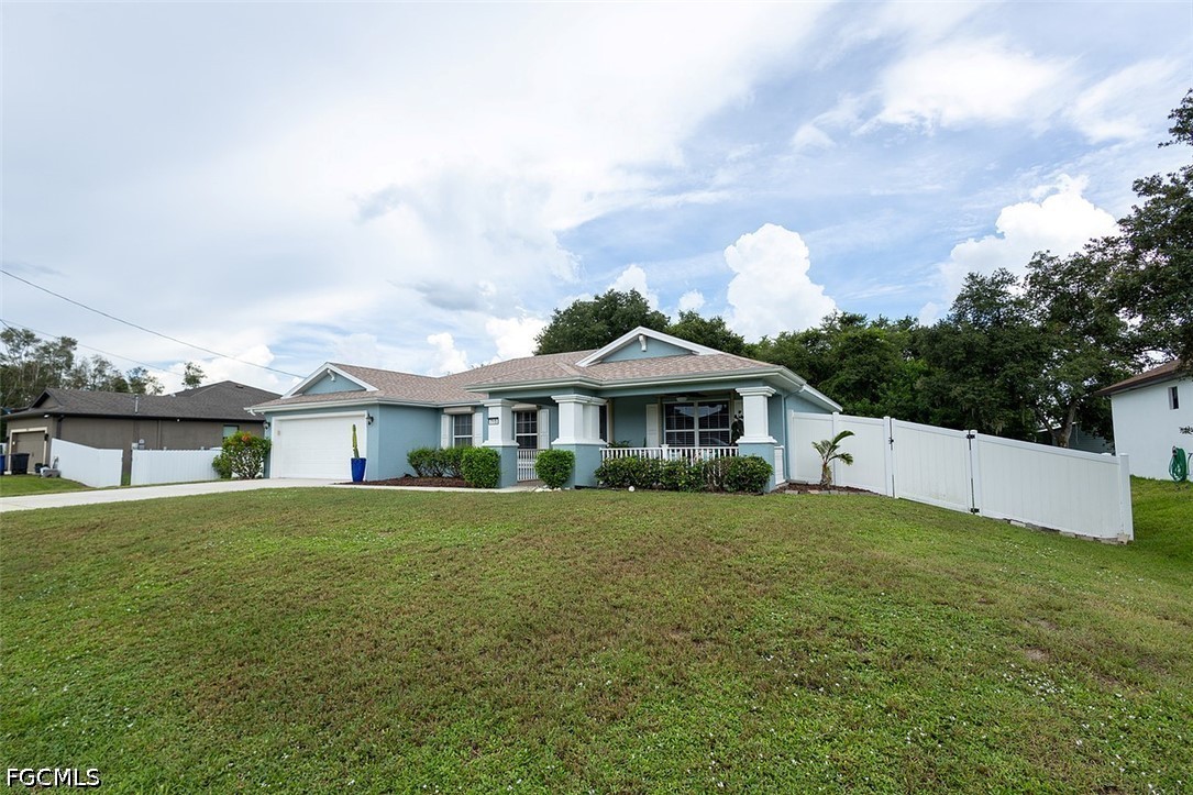 3 Bed SingleFamilyResidence for Sale in Mirror Lakes, photo 3