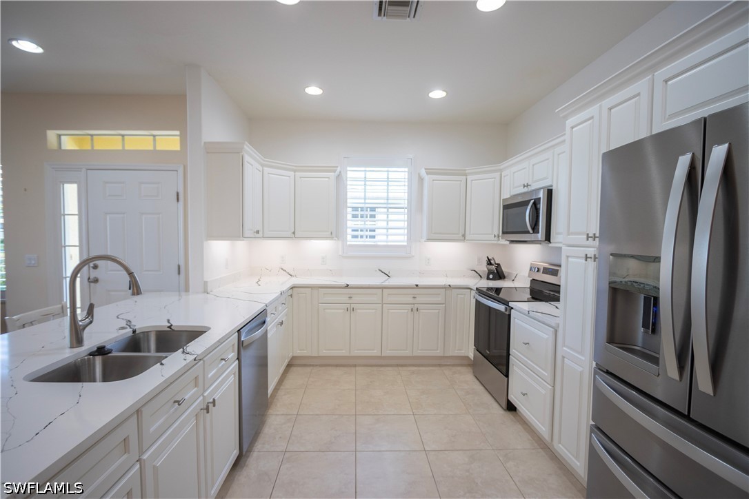 2 Bed Waterfront Home for Sale in Fort Myers, photo 3