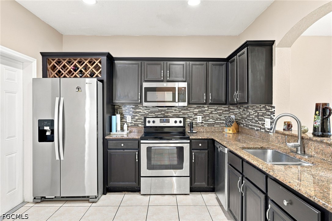 3 Bed SingleFamilyResidence for Sale in Fort Myers, photo 3